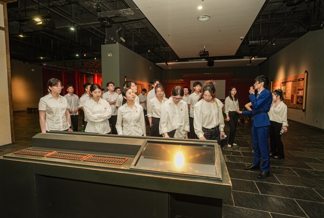 5. 参观名人馆2.JPG